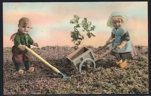 AK Zwei Puppe als Bauern bei der landwirtschaftlichen Arbeit