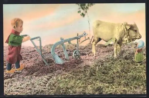 AK Eine Puppe als Bauer am Pflug, vom Rind gezogen