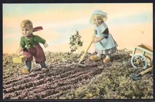 AK Puppen als Bauernpaar, dabei, das Feld zu bestellen