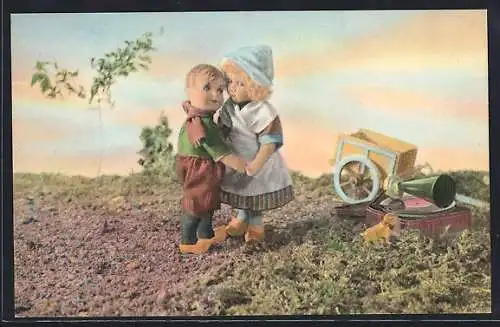 AK Puppen als Bauernpaar bei einem Engtanz auf dem Feld
