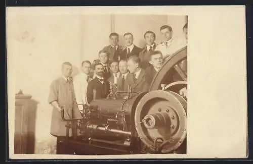 Foto-AK Fabrikarbeiter der Gasmotoren-Fabrik Deutz hinter einer Maschine