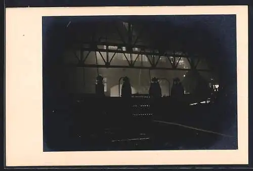 AK Eine Fabrikhalle im Zwielicht