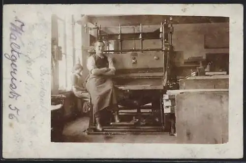 Foto-AK Fabrikarbeiter an seiner Arbeitsstation