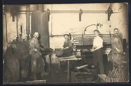 Foto-AK Vier Fabrikarbeiter an ihren Stationen