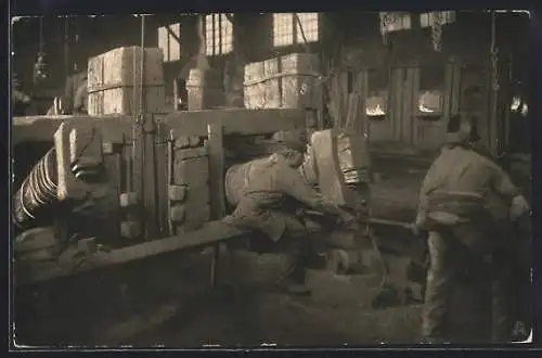 AK Fabrikarbeiter arbeiten mit einem Schwanzhammer