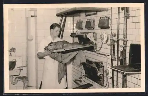 Foto-AK Koch holt ein Spanferkel aus dem Ofen