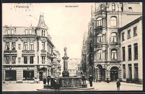AK Flensburg, Nordermarkt mit Brunnen und Soldaten