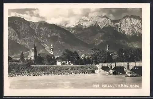 AK Hall /Tirol, Flusspartie mit Brücke, Kirche, Blick in die Alpen