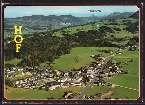 AK Hof bei Salzburg, Ortsansicht aus der Vogelschau mit Blick auf Mondsee und Traunstein, Fliegeraufnahme