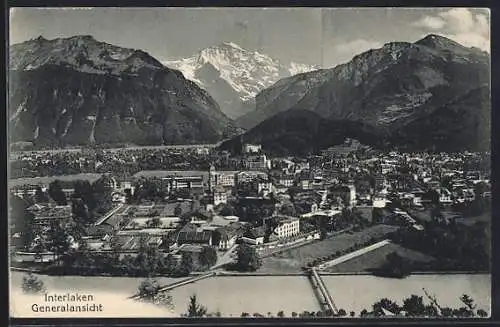 AK Interlaken, Ortsansicht mit Blick in die Berge