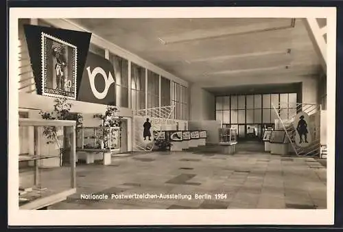 AK Berlin, Nationale Postwertzeichen-Ausstellung 1954, Innenraum mit Briefmarken-Poster