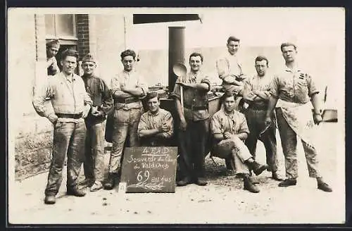Foto-AK Camp du Valdahon, Gruppenfoto von Soldaten und Köchen