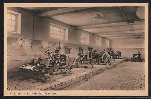 AK La Salle de Dépannage, Soldaten arbeiten an Autoteilen