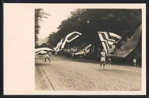 AK Wien, X. Deutsches Bundessängerfest, Fahnenschwinger im Festzug