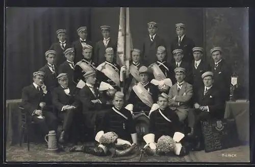 Foto-AK Uniformierte Studenten mit Füllhörnern und Flagge