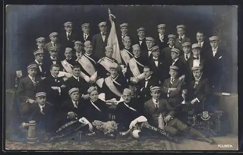 Foto-AK Studenten in Uniformen mit Fahne und Degen