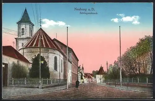 AK Neuburg a. D., Strassen am Schöngnadeneck mit Passant und Kirche
