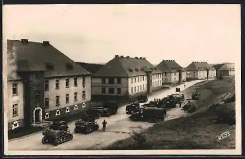AK Baumholder, Camp de Baumholder, Strassenpartie mit Militärfahrzeugen aus der Vogelschau