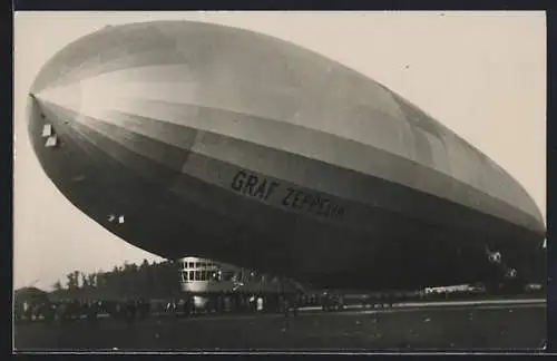 Foto-AK Das Luftschiff Graf Zeppelin auf dem Feld am Boden