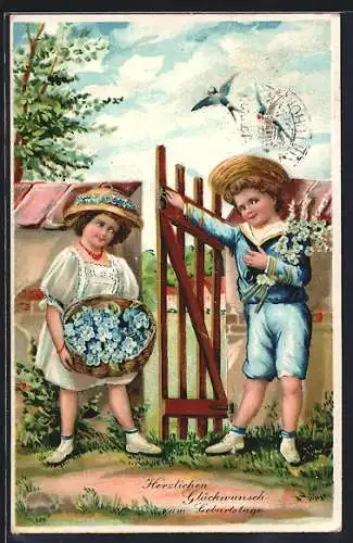 Präge-AK Kinder mit einem Korb voll Vergissmeinnicht am Gartentor, Geburtstagsgruss