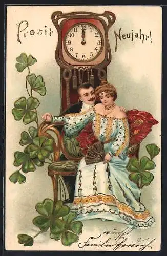 Präge-AK Liebespaar sitzt an einer Standuhr, Prosit Neujahr, Kleeblätter