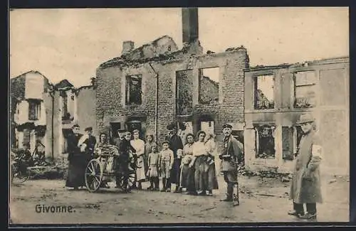 AK Givonne, Bewohner und Soldaten vor einem zerstörten Gebäude