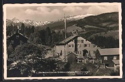AK Walserschanz, Österreichisches Grenzwirtshaus vom Hügel aus