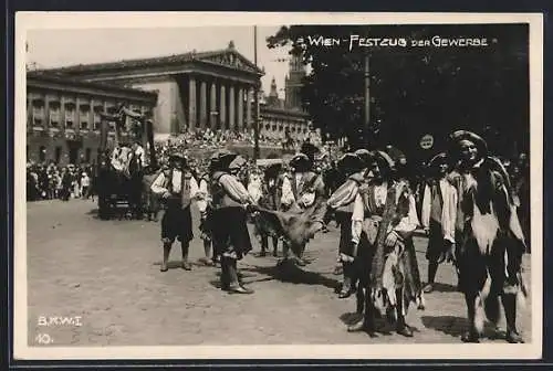 AK Wien, Festzug der Gewerbe, Männer in Trachten