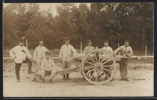 Foto-AK Französische Soldaten in Uniformen mit Artillerie-Geschütz