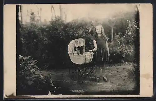 Foto-AK Mädchen mit Puppe im Kinderwagen