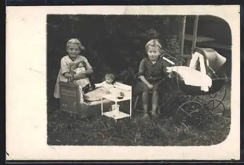 Foto-AK Mädchen mit Kinderwagen und Puppenbett mit Puppen