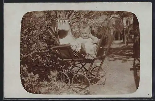 Foto-AK Baby in Kinderwagen sitzend