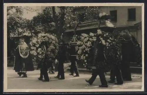 Foto-AK Begräbniszug mit dem Sarg und Trauerkränzen