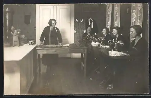Foto-AK Näherin und Nähschülerinnen mit Nähmaschinen
