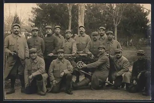 AK Französische Infanteristen in Uniform mit einem MG