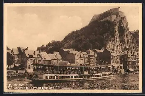 AK Dinant, Ankunft des Touristenbootes