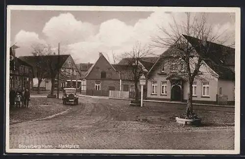 AK Steyerberg /Hann., Marktplatz mit Geschäftshaus, Automobil, Gruppe mit Kind, 