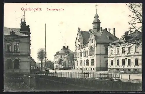 AK Oberlungwitz, Strassenpartie mit Rathaus und Sparkasse