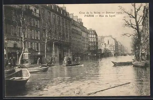 AK Paris, Crue de la Seine 1910, Rue de Lyon avec bateaux naviguant sur l`eau inondée