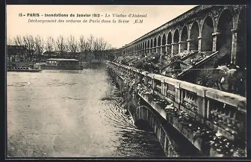 AK Paris, Inondations de Janvier 1910, Le Viaduc d`Auteuil et déchargement des ordures dans la Seine