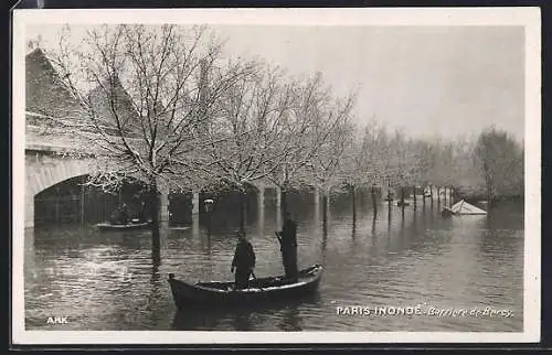 AK Paris, Inondation, Barque près du Pont de Bercy