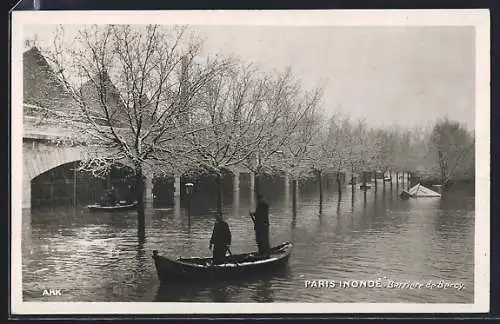 AK Paris, Inondation, barque sous le pont et arbres inondés