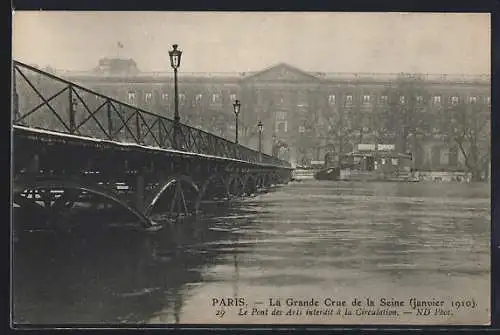 AK Paris, La Grande Crue de la Seine 1910, Le Pont des Arts interdit à la circulation