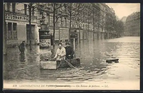 AK Paris, Inondations de 1910, Un bateau de fortune naviguant dans les rues inondées