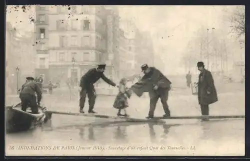 AK Paris, Sauvetage d`un enfant Quai des Tournelles lors des inondations de 1910
