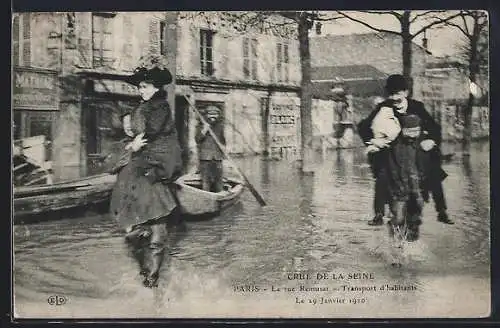 AK Paris, Rue Rémusat lors de la crue de la Seine, transport d`habitants en janvier 1910