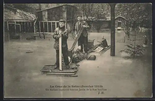 AK Paris, Un radeau improvisé dans un jardin de la Rue Van Loo lors de la crue de la Seine (Janvier 1910)