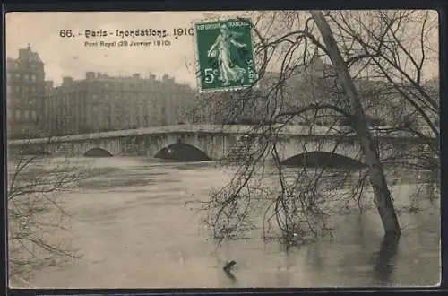 AK Paris, Inondations 1910, Vue du Pont Royal submergé en janvier