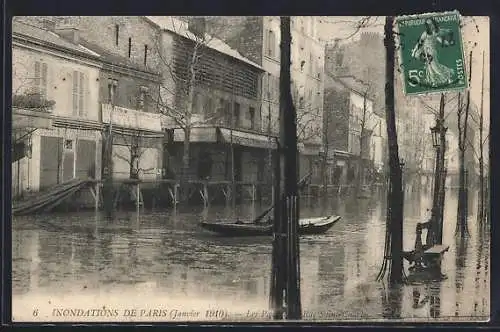 AK Paris, Inondations de janvier 1910, Rue Sainte-Christine avec barque