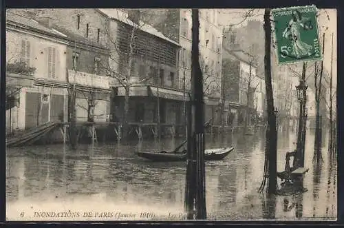 AK Paris, Inondations de 1910, Rue inondée avec barque et maisons sur pilotis